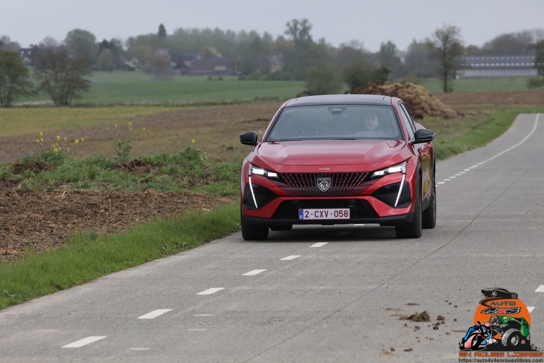 LA PEUGEOT 408 : UNE PROPOSITION ORIGINALE : UNE BERLINE AVEC UNE SILHOUETTE FASTBACK, MAIS UNE GARDE AU SOL INHABITUELLE !